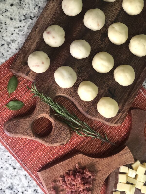 Gnocchi de Mandioca Recheado com Linguiça Blumenau e Queijo