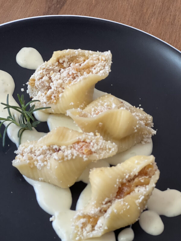 Conchiglione de Ricota Nozes e Damasco ao Molho Branco